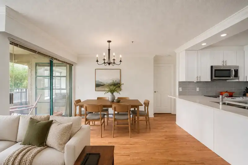 205 3788 W 8TH AVENUE - photo 3 of 19