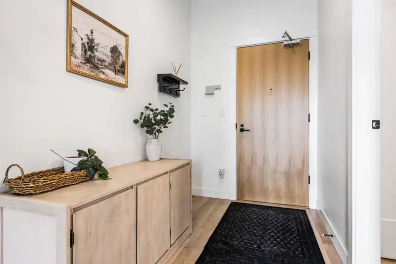 519 2493 MONTROSE AVENUE - photo 4 of 29