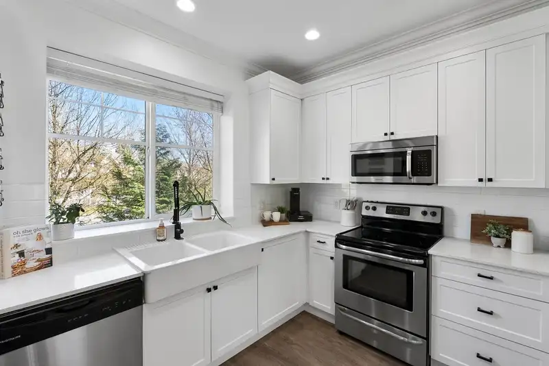 28 19128 65 AVENUE - photo 1 of 34