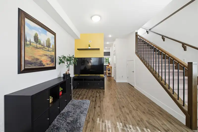 9 1935 MANNING AVENUE - photo 4 of 33