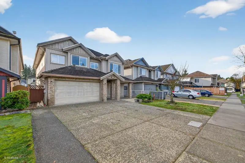 14170 65 AVENUE - photo 2 of 34