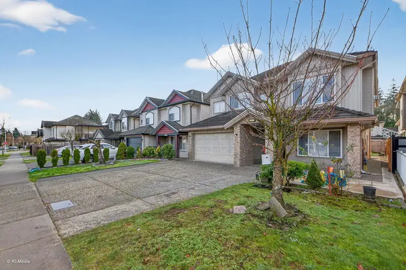 14170 65 AVENUE - photo 3 of 34