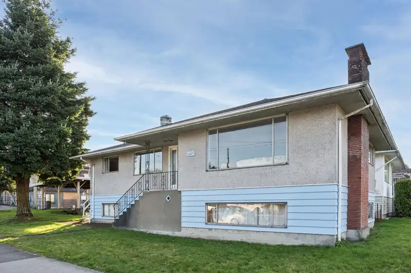 925 NANAIMO STREET - photo 1 of 34