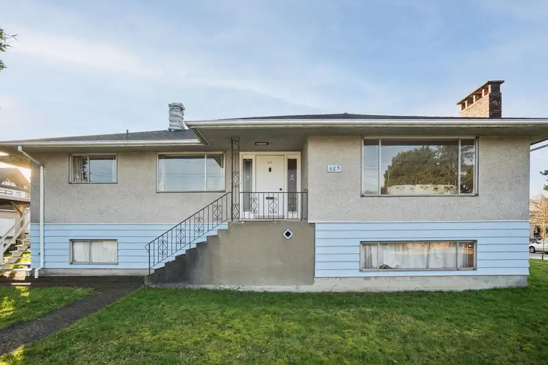 925 NANAIMO STREET - photo 2 of 34