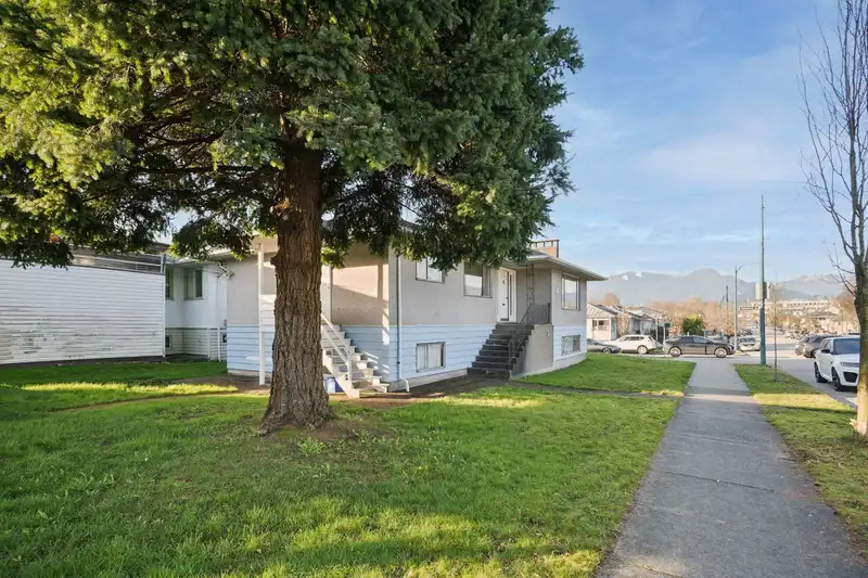 925 NANAIMO STREET - photo 3 of 34