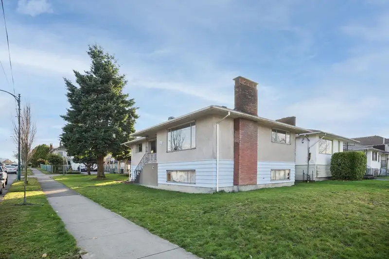 925 NANAIMO STREET - photo 4 of 34