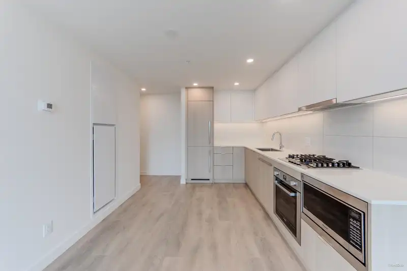1401 308 ALDERSON AVENUE - photo 3 of 24