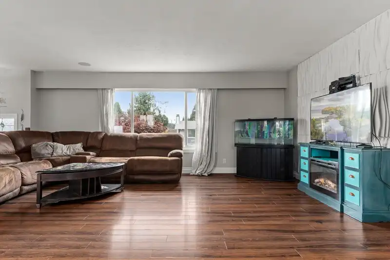 45305 PAISLEY AVENUE - photo 4 of 40
