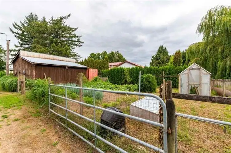 43462 LUMSDEN ROAD - photo 4 of 40