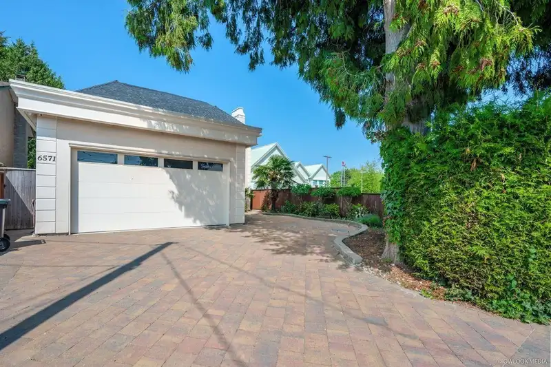6571 LYNAS LANE - photo 1 of 32