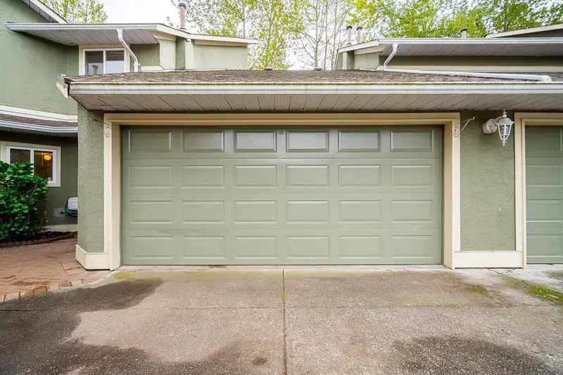 55 16061 85 AVENUE - photo 2 of 38