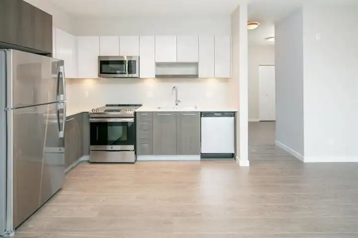 334 13768 108 AVENUE - photo 2 of 5