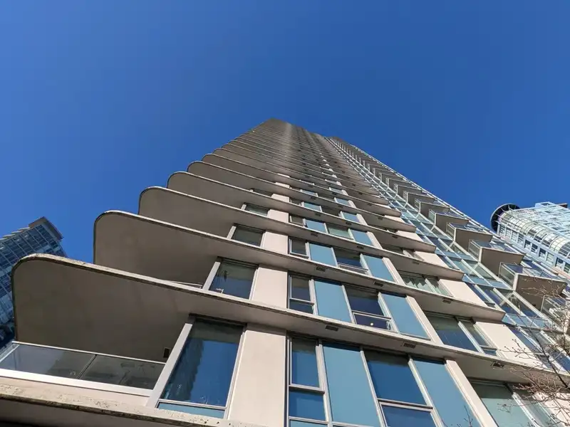 1006 188 KEEFER PLACE - photo 1 of 31