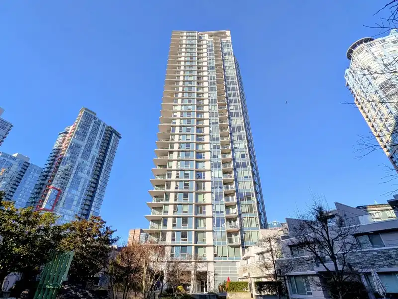 1006 188 KEEFER PLACE - photo 2 of 31