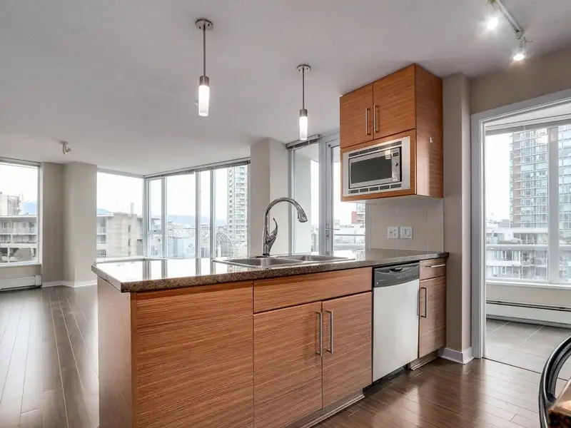 1006 188 KEEFER PLACE - photo 4 of 31
