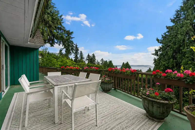 2660 QUEENS AVENUE - photo 1 of 32