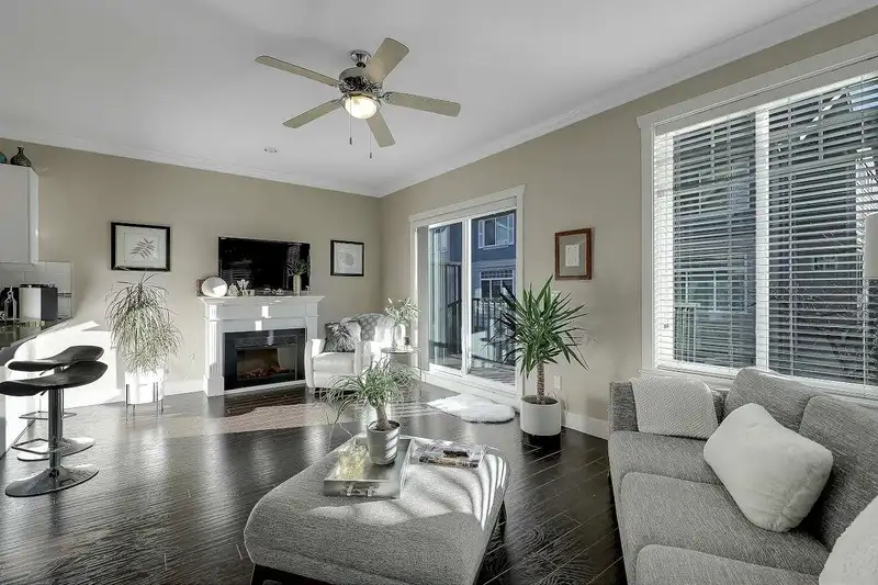 73 15399 GUILDFORD DRIVE - photo 2 of 34