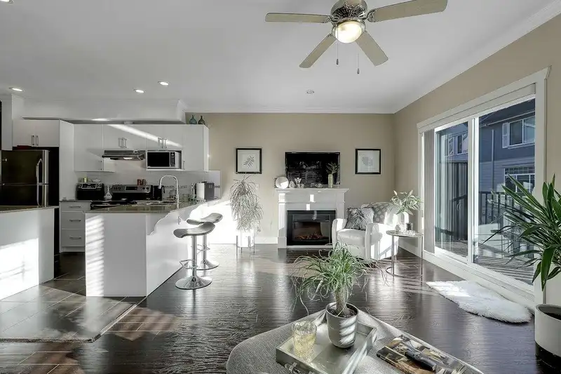 73 15399 GUILDFORD DRIVE - photo 3 of 34