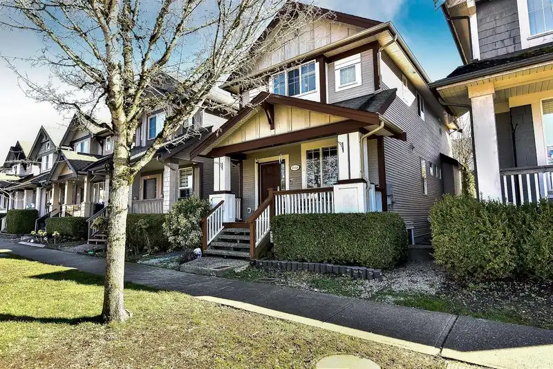 6914 190 STREET - photo 4 of 36