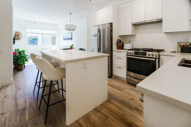 105 20673 78 AVENUE - photo 1 of 33