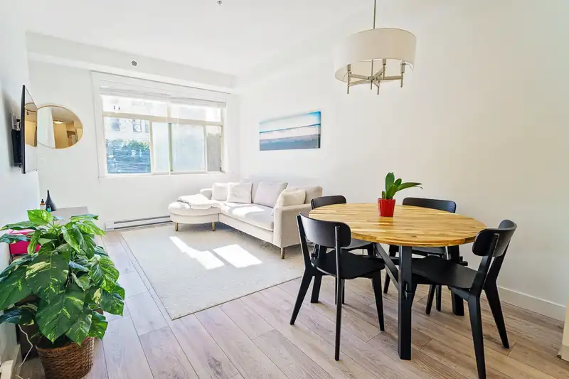 105 20673 78 AVENUE - photo 2 of 33