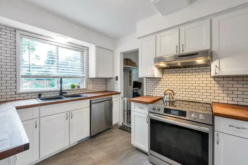 33318 HOLLAND AVENUE - photo 4 of 32
