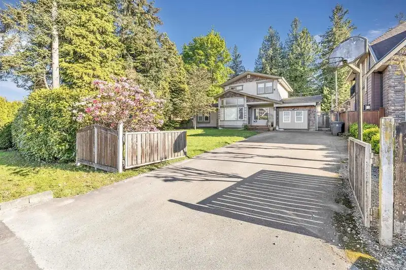 14726 60A AVENUE - photo 2 of 36