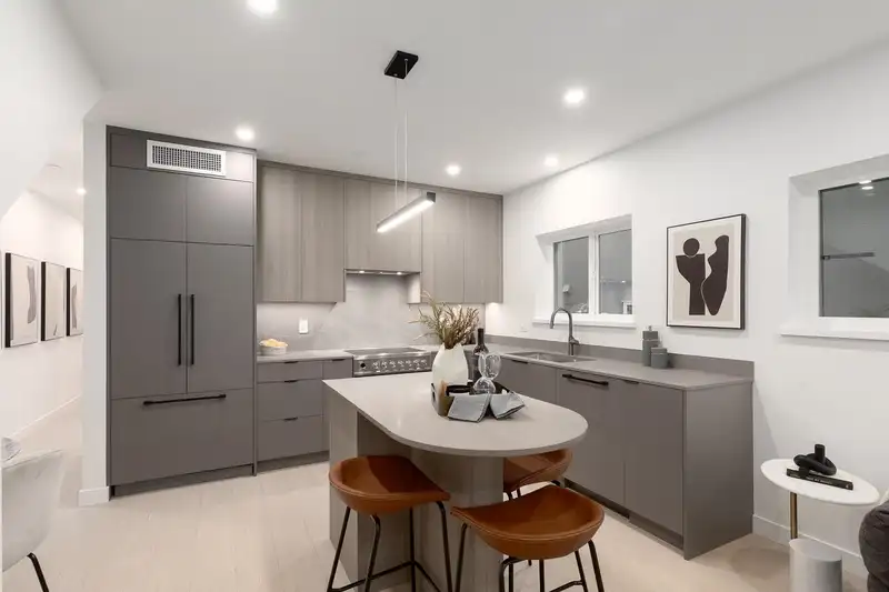 204 2329 E 34TH AVENUE - photo 1 of 15
