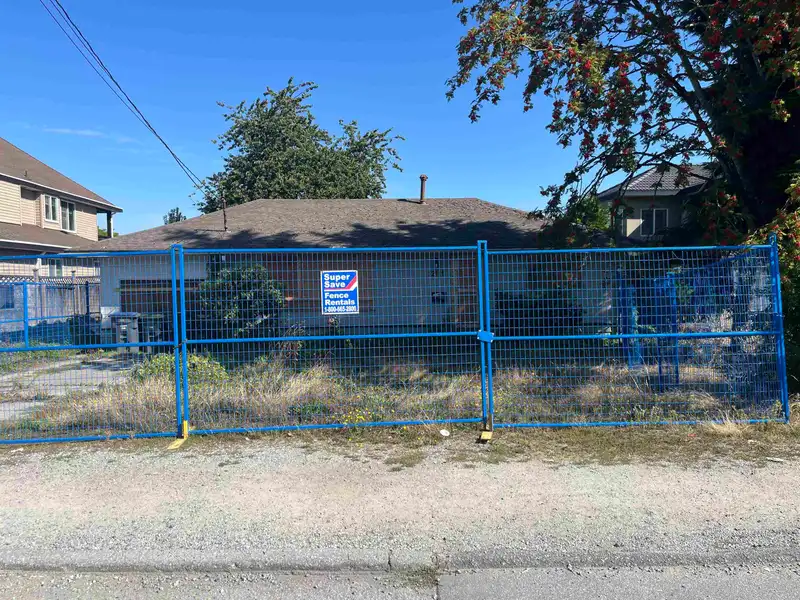 12111 84 AVENUE - photo 2 of 4