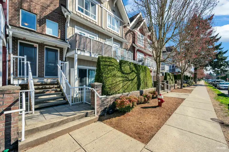 309 1661 FRASER AVENUE - photo 2 of 40
