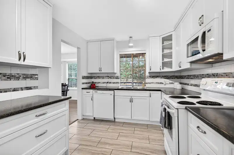 305 1488 MERKLIN STREET - photo 4 of 34