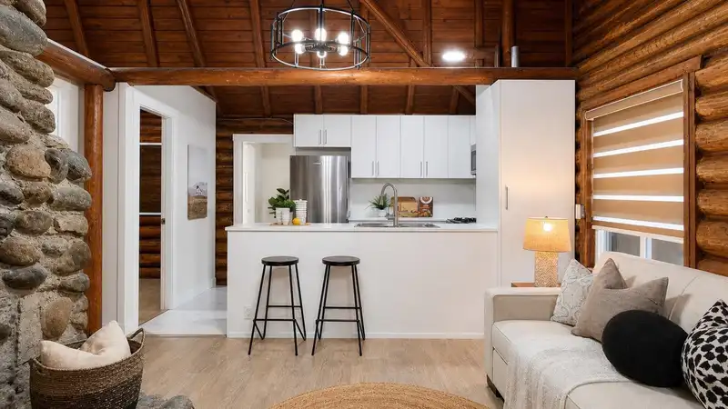 1370 PRAIRIE AVENUE - photo 3 of 38