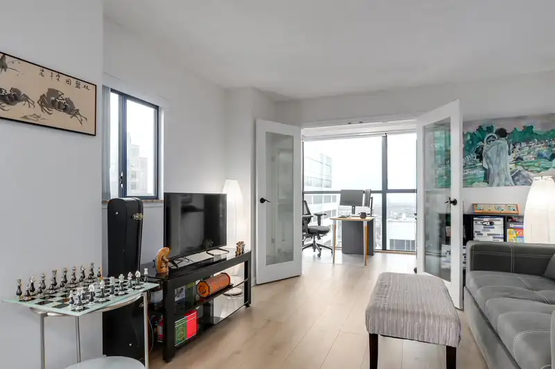 810 1268 W BROADWAY - photo 2 of 19