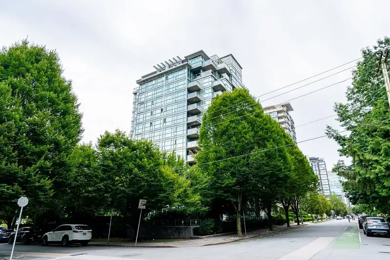 1010 1889 ALBERNI STREET - photo 2 of 38