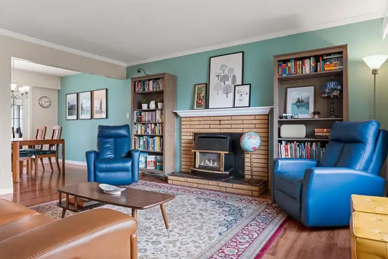 34452 YORK AVENUE - photo 4 of 37