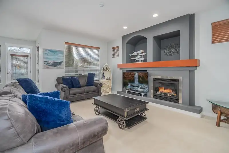 21153 82A AVENUE - photo 2 of 36