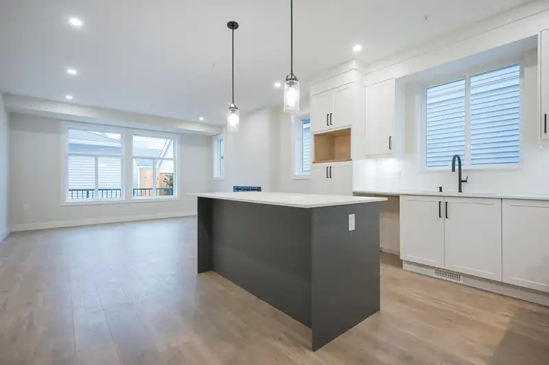20516 76A AVENUE - photo 4 of 36
