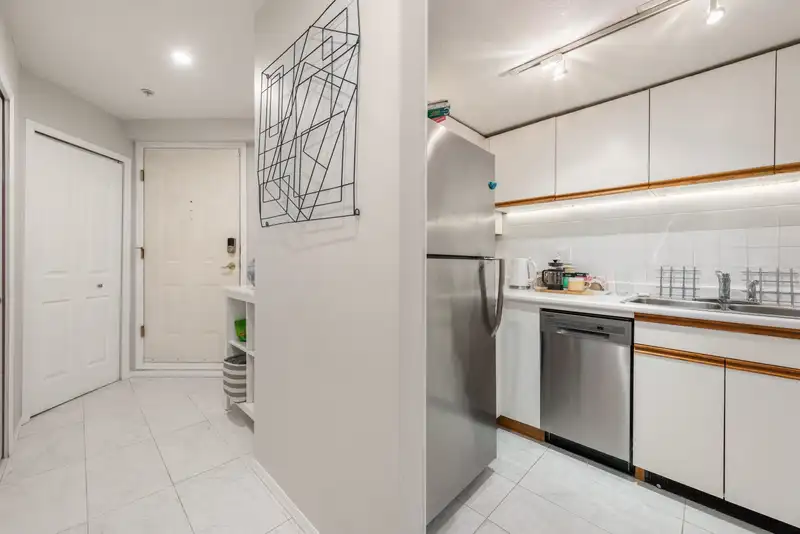 102 725 W 7TH AVENUE - photo 3 of 35