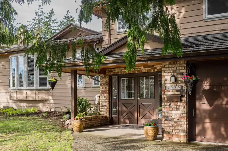 5079 WALKER AVENUE - photo 4 of 40