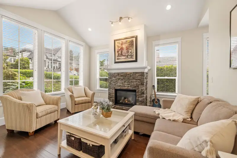 1712 NANAIMO STREET - photo 4 of 40