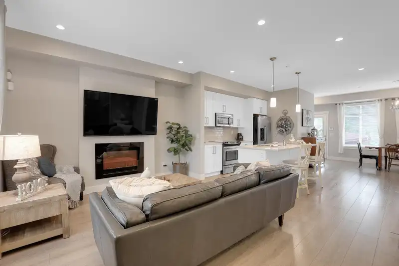 20377 82 AVENUE - photo 2 of 40