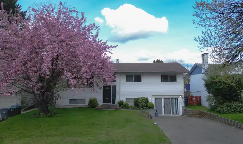 11064 SWAN CRESCENT - photo 1 of 34