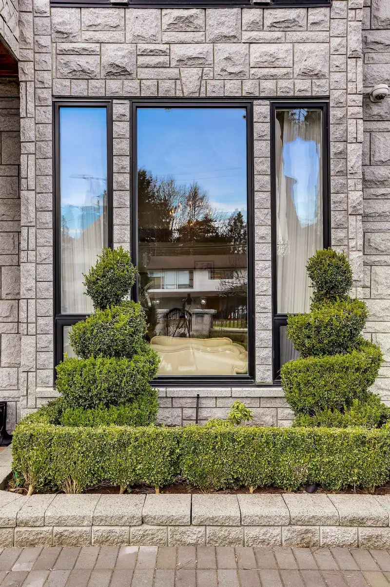 2091 MCLENNAN AVENUE - photo 3 of 36