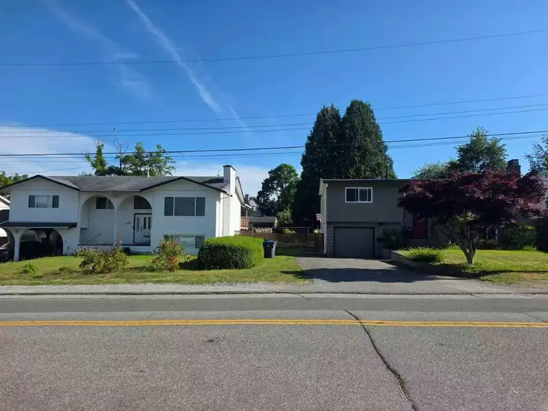 15516 17 AVENUE - photo 2 of 4