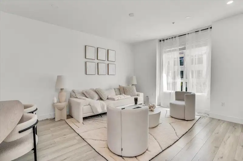 7 20155 84 AVENUE - photo 1 of 40