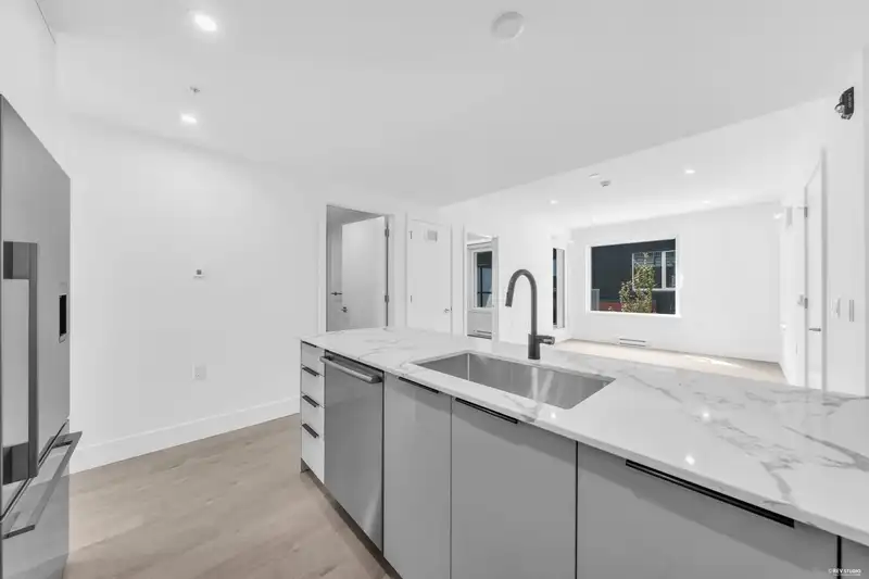 2260 E 1ST AVENUE - photo 4 of 34