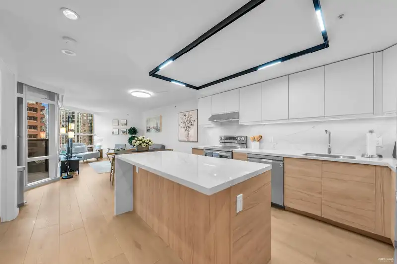 910 1050 BURRARD STREET - photo 2 of 24