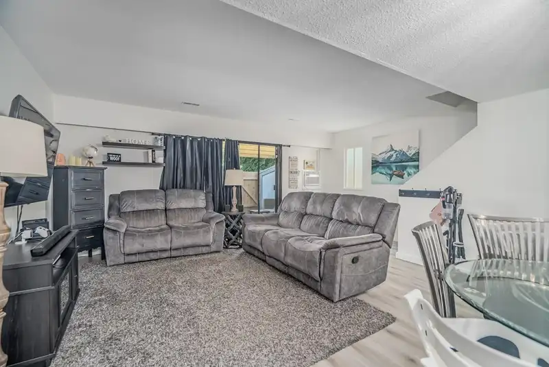 7 20370 53 AVENUE - photo 2 of 34