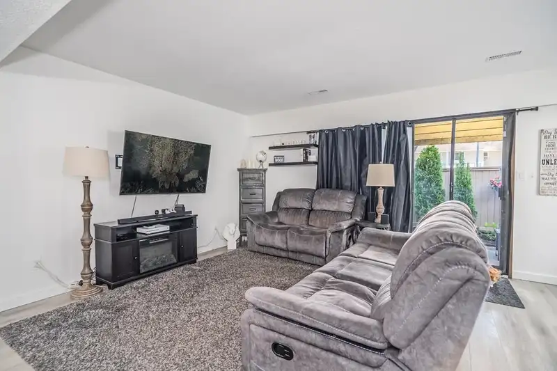 7 20370 53 AVENUE - photo 4 of 34