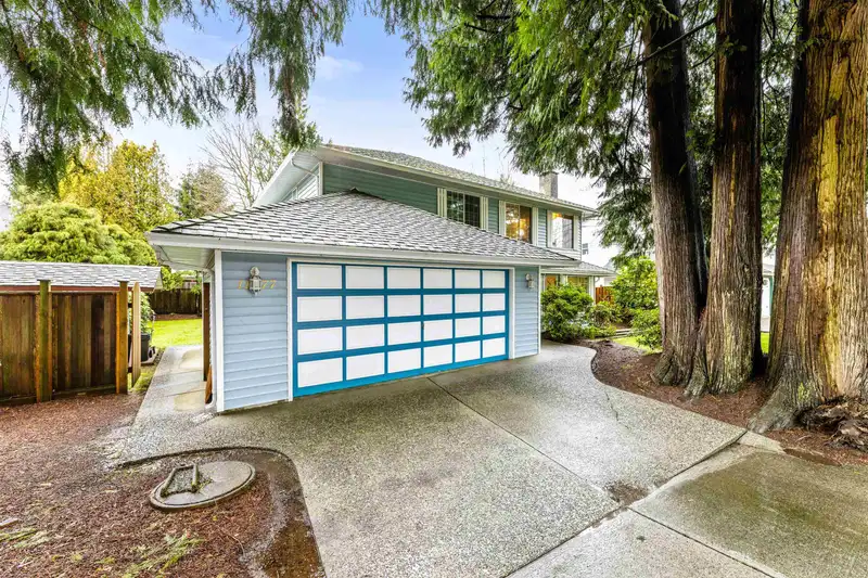 11077 154 STREET - photo 1 of 38